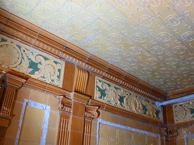 A seaside theme was incorporated into the tile design using shell and fish motifs. These have been replicated in other parts of the hotel, notably the Washington Suite