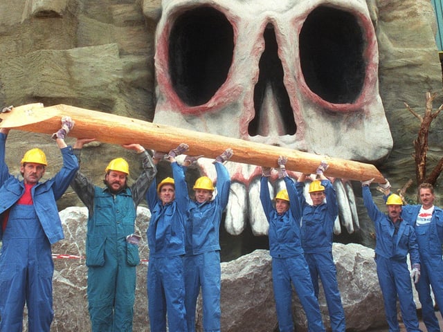 Craftsmen start work on the Valhalla station in 1999