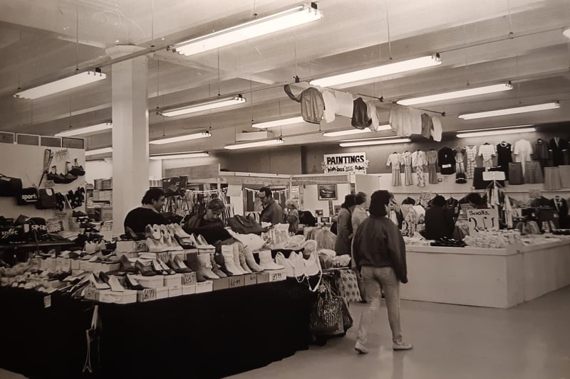 Inside Pricebusters, 1985