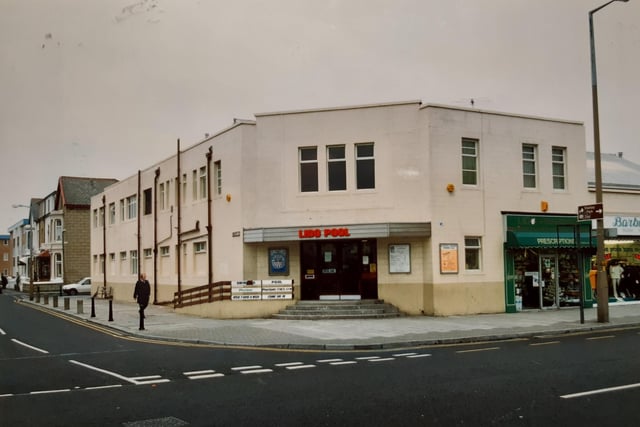 Can you remember the Lido Pool when it looked like this? This was in 1990