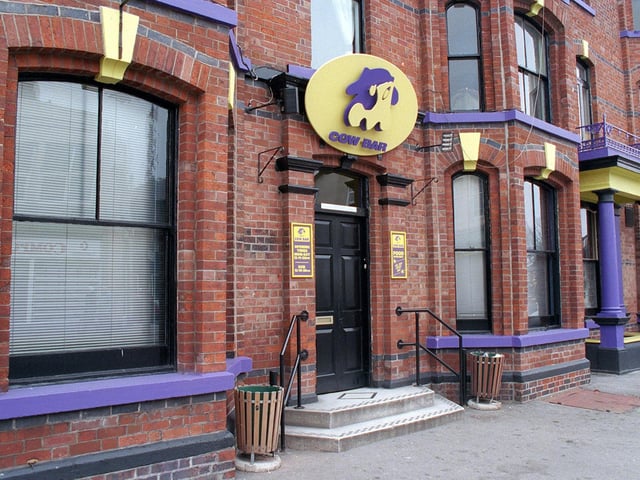 Exterior of Cow Bar on the corner of Church Street, and Abingdon St back in 1997