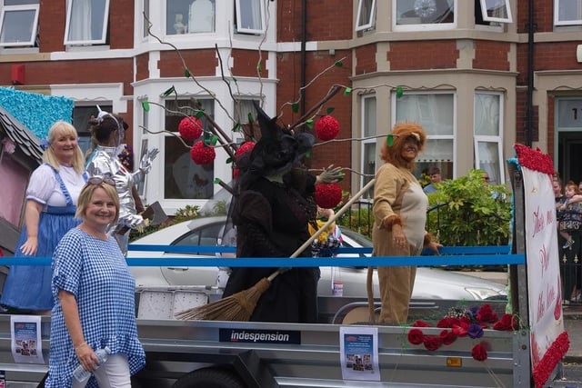 Brilliant depiction of the Wizard of Oz. They're not in Kansas any more - they're in Fleetwood Carnival!