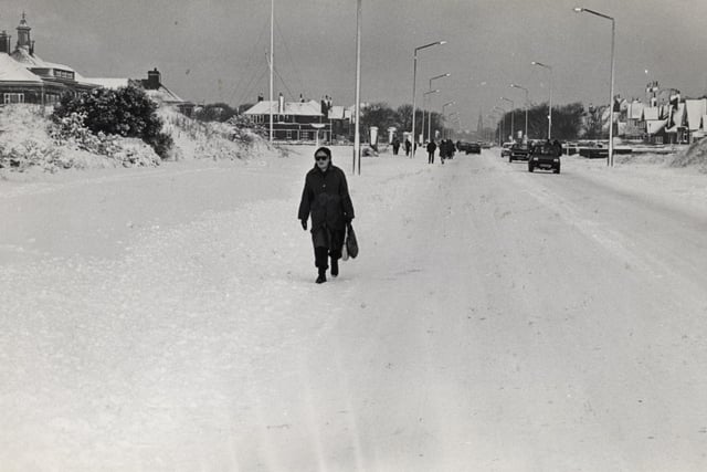 Thousands of people opted to walk to work rather than risk dicing with ice on the road in 1982
