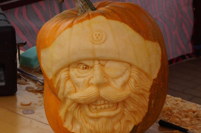The amazing work by pumpkin carver Simon McMinnis