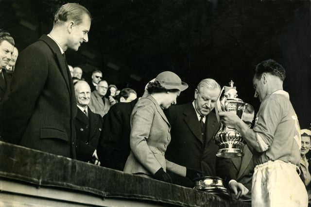 The Queen presents the FA Cup to Blackpool captain Harry Johnston