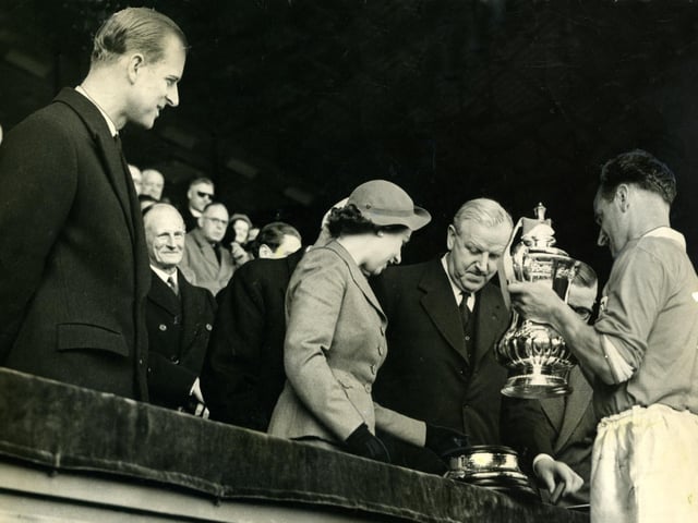 The Queen presents the FA Cup to Blackpool captain Harry Johnston