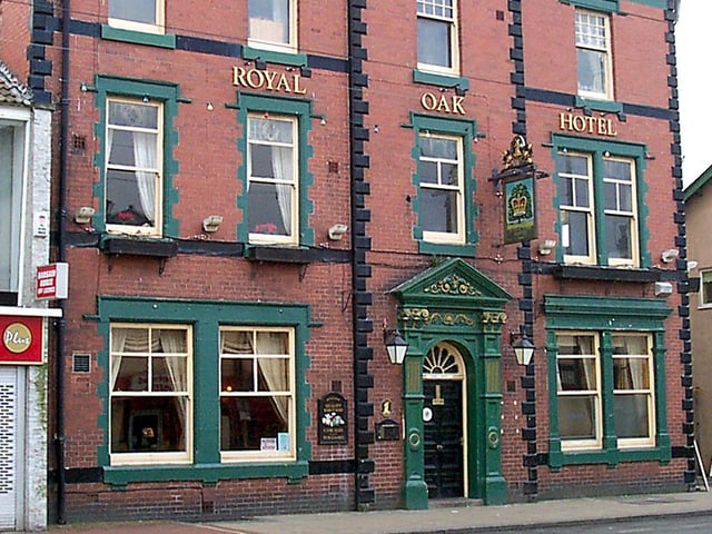 The Royal Oak, otherwise known as Dead'us - when it was painted green in 2002