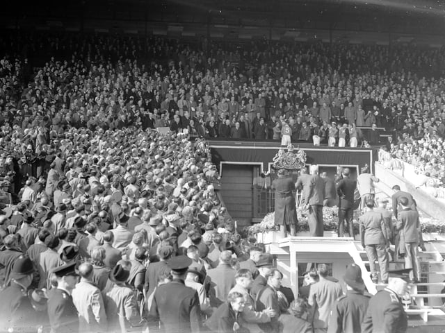 The Queen gets ready to present the FA Cup to Blackpool skipper Harry Johnston