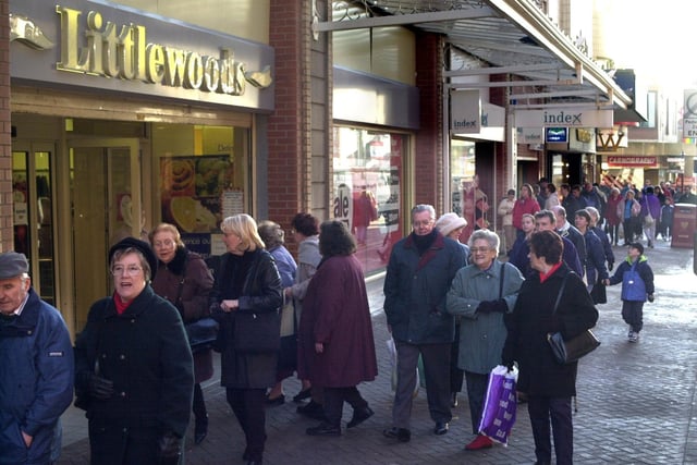 Crowds at the sales in the centre of Blackpool, 2000