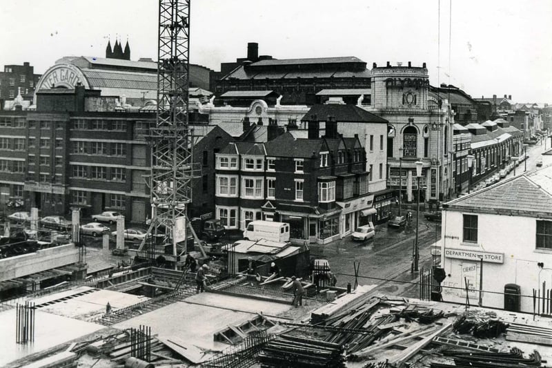 Construction of Hounds Hill looking up Adelaide Street in 1978