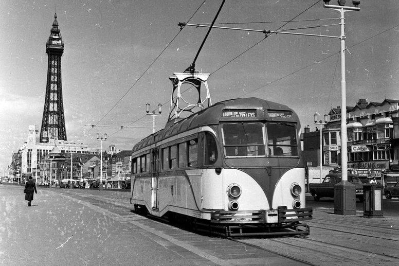 The nostalgic tramway in Blackpool is one of the oldest electric lines in the world, dating back to 1885. Before it was modernised in 2012, it was the last surviving first-generation tramway in the UK.