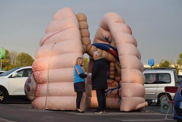 Giant lungs are helping people talk about lung cancer