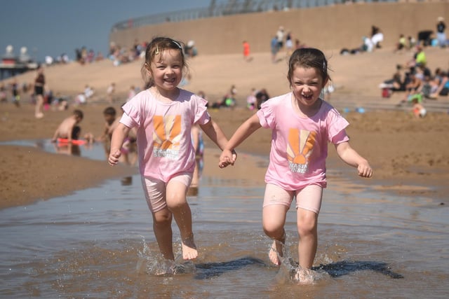 Holidaymakers enjoy the hot weather in Blackpool. Grace and Faith O'Callaghan, aged 5 and 6.