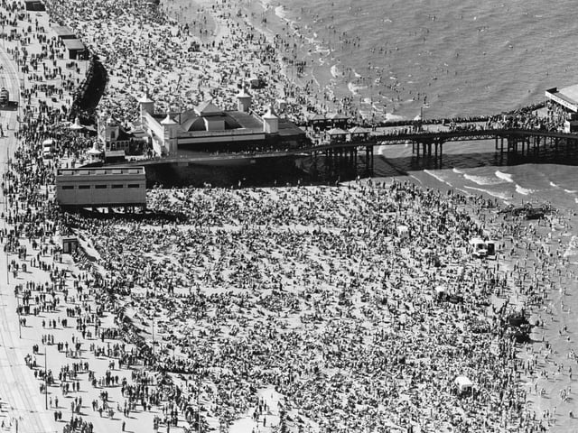 An incredible picture of Blackpool beach and pier in 1949. They were still post-war timesm, no wonder you can hardly put a pin between them