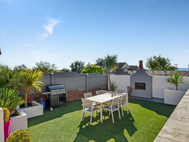 This is Rathgar. A four bedroom home in Portsdown Hill Road, Bedhampton, that is on sale for £1.19m. It is listed by Fine and Country.