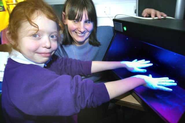 Year 5 pupils at Boundary School learned about the need for proper hand-washing when the Patient and Public Information Forum (PPI) brought in a UV machine which shows up any bacteria on the skin. 9 year-old Louise Garside with School Nurse Jackie Hallows