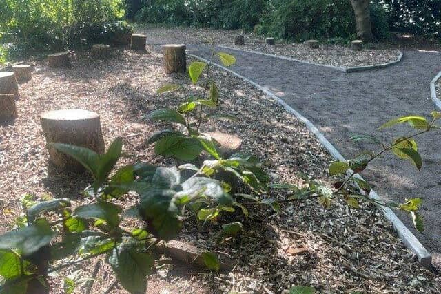 DWP, Enveco staff &amp; Friends of the Devonshire Road Rock Gardens, rebuilding the storytelling circle