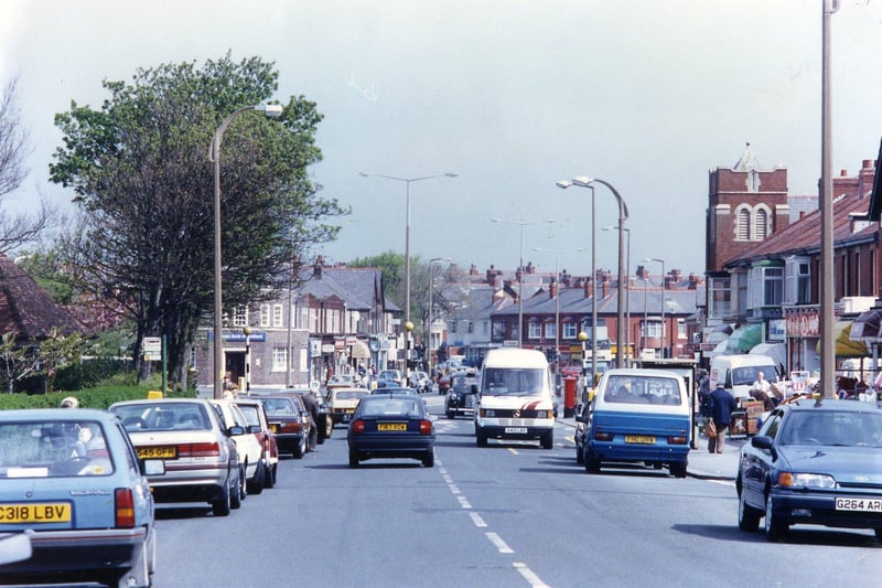 Traffic on Layton Road approaching the junction with Talbot Road and Westcliffe Drive on a busy day in 1991