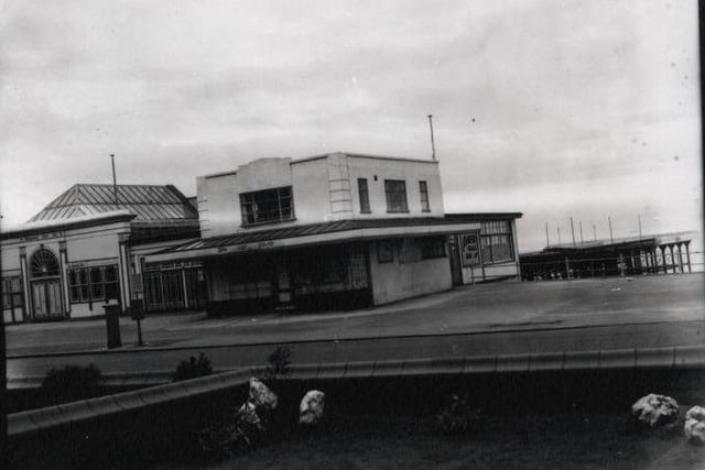 The Art-Deco inspired frontage once housed a cinema and milk bar, and the outer deck of the pier contained attractions which included a miniature Ferris wheel among other children’s rides.