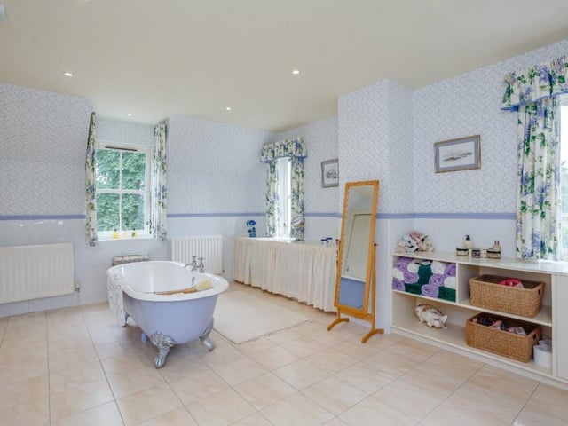 Principal bedroom en-suite bathroom.
