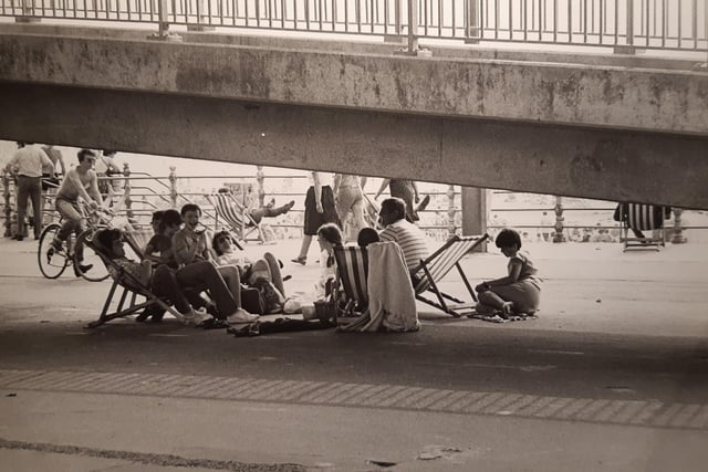 This is a cracking photo of a family using the old pedestrian bridge as a shady spot to sit during the summer on 1983. Looking beyond the beach looks packed