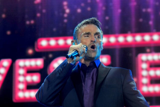 Marti Pellow sings for his fans in 2017