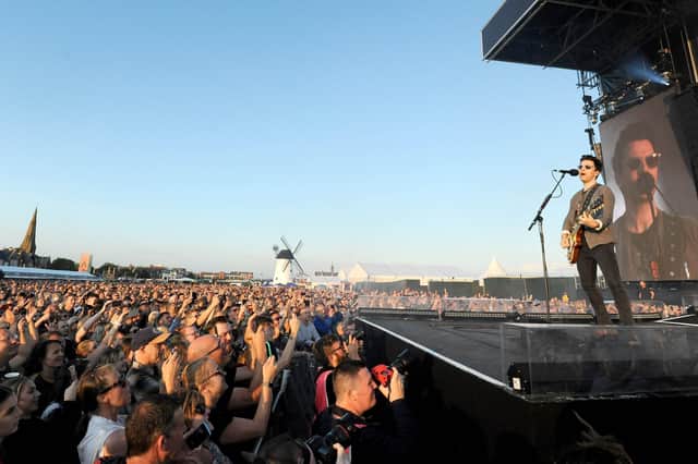 Stereophonics- fans take in the moment