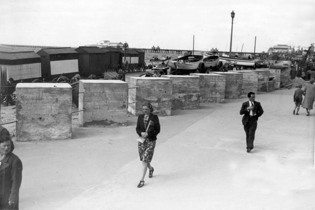 This is how the central Promenade looked in wartime, the concrete blocks were to stop invading tanks but bathing huts and pleasure boats were still in use.
Early 1940s