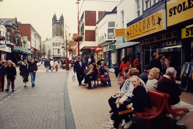 Another from Birley Street after its pedestrianisation. This could be towards the end of the 90s, possibly early 2000s. Remember Leather Kingdom and United Colours of Benetton on the right?