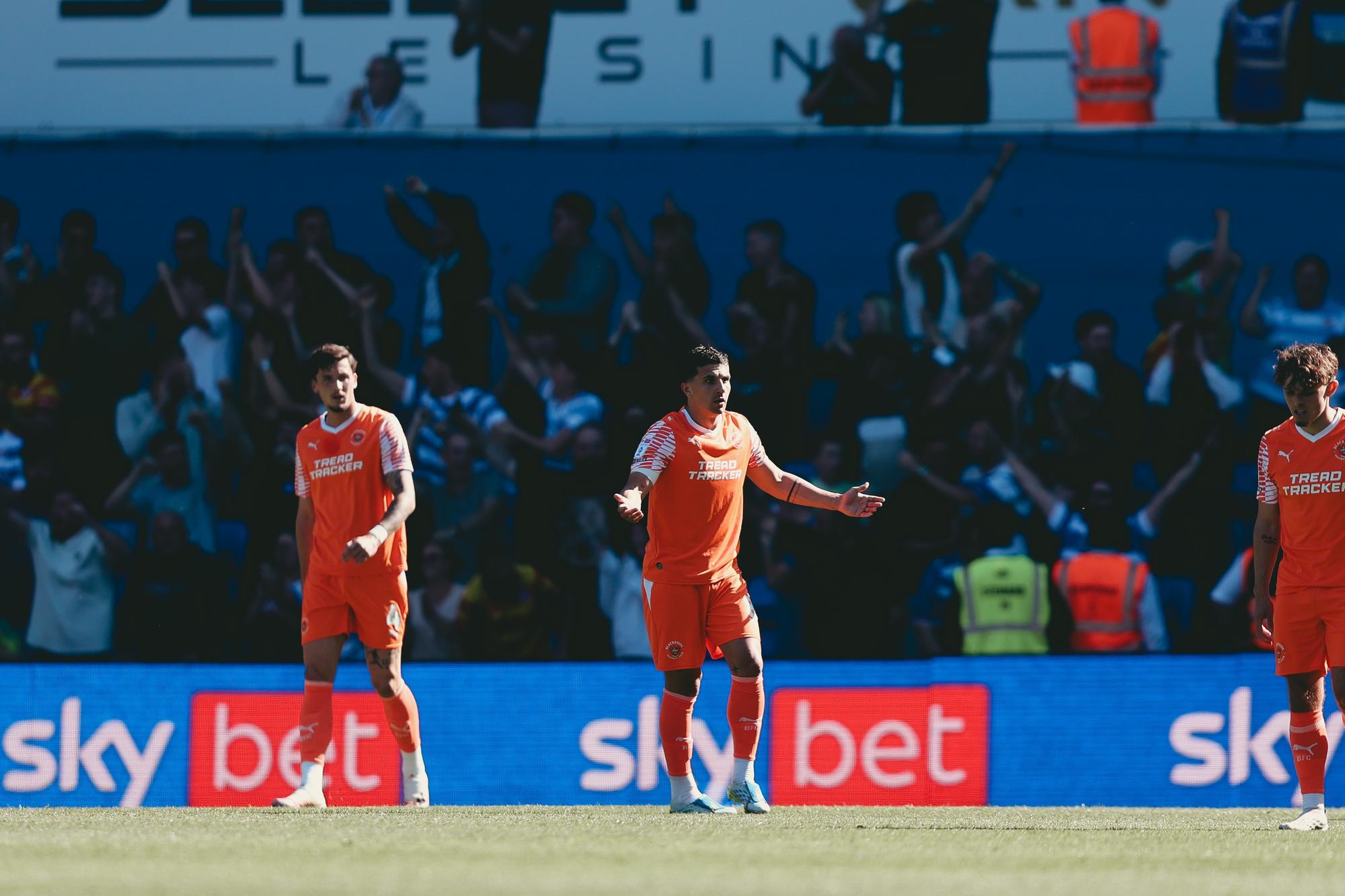 Blackpool took on Reading at the Select Cars Leasing Stadium.