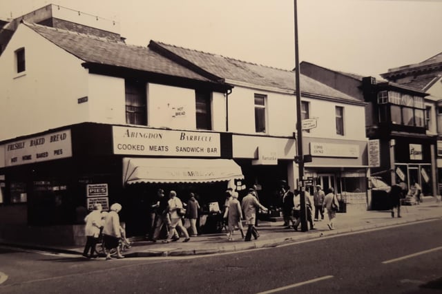 The famous Abingdon Barbecue, as well as Extacy clothing store and Barnardos. This was possibly late1980s