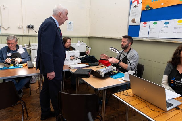Sir Lindsay learns the ropes.