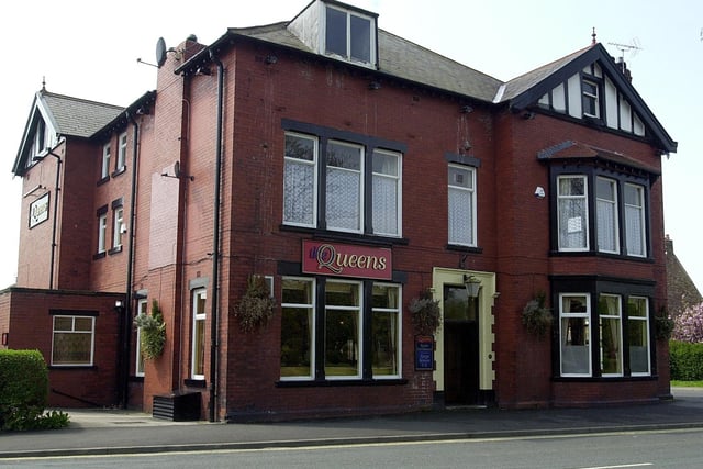 The Queens pub in Lower Green, Poulton - 2001