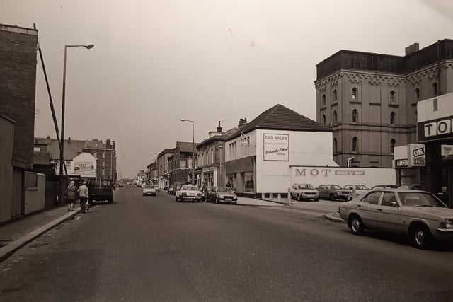 Looking north along Dickson Road in 1985 - what was the large, imposing building in the background?