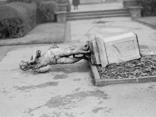 One of the Four Seasons statues in the Italian Gardens was toppled in a tour of destruction by hooligans whilst Stanley Park was enveloped in mist in 1958