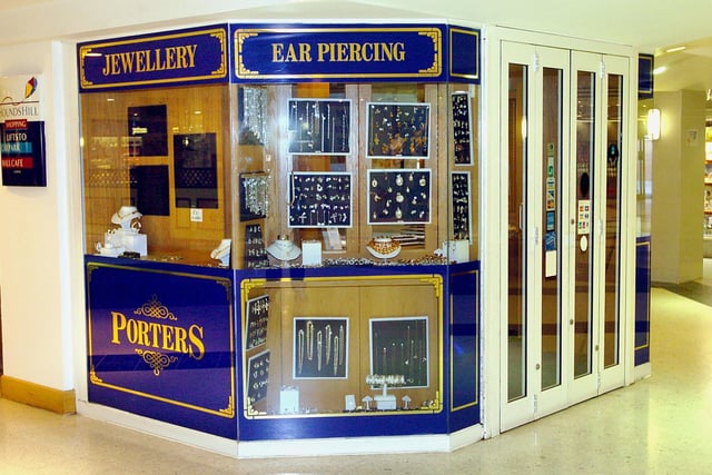 Porters Jewellers was located inside the centre. This was 2004.