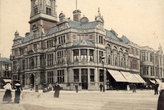 Blackpool Town Hall, with its splendid spire, was indeed an imposing building back in 1905,  long before the days of mini roundabouts, traffic islands and speed humps