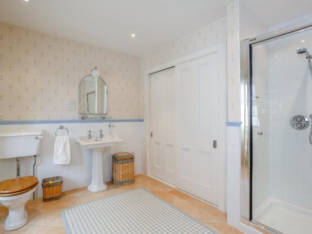 Bedroom 3 en-suite.