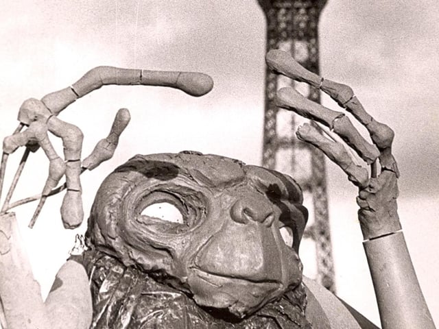 ET under construction in Deember 1982 pictured on the roof of Louis Tussauds Waxworks - with missing finger parts