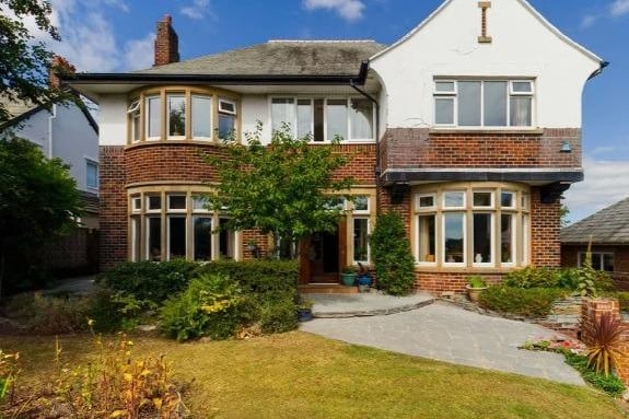 On the market with Stephen Tew Estate Agents is this spacious 6 bed detached house in North Park Drive