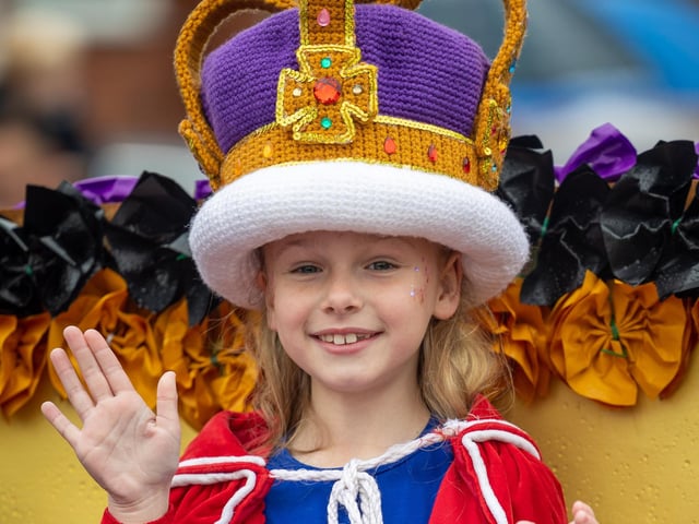 Is that a younger version of the Queen?