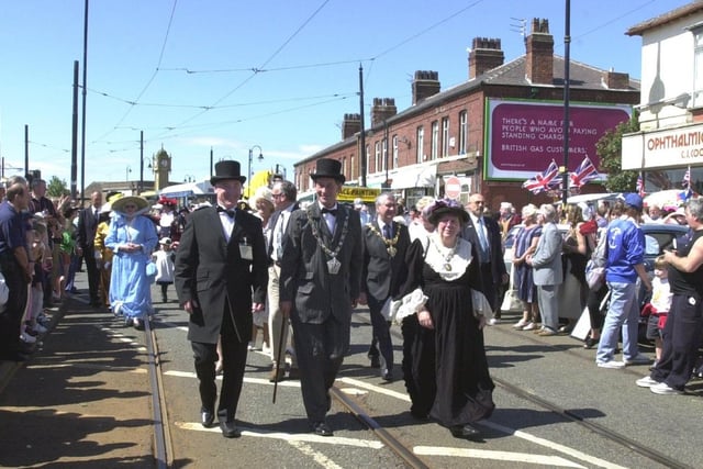The Mayoral Party lead the procession in 2002