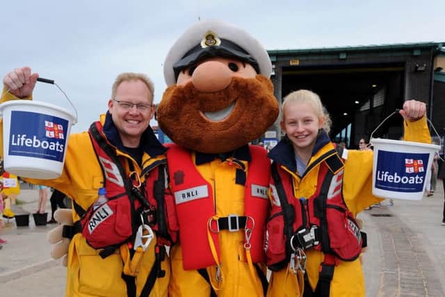 Mike and Elizabeth Gee with mascot Stormy Stan
