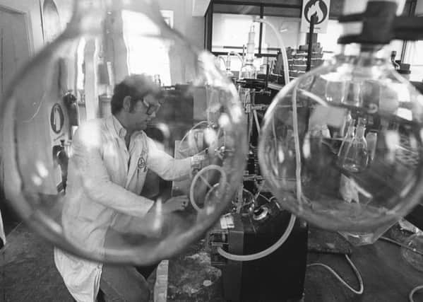 Shift tester Paul Glennie at work in the laboratory
at ICI in 1982