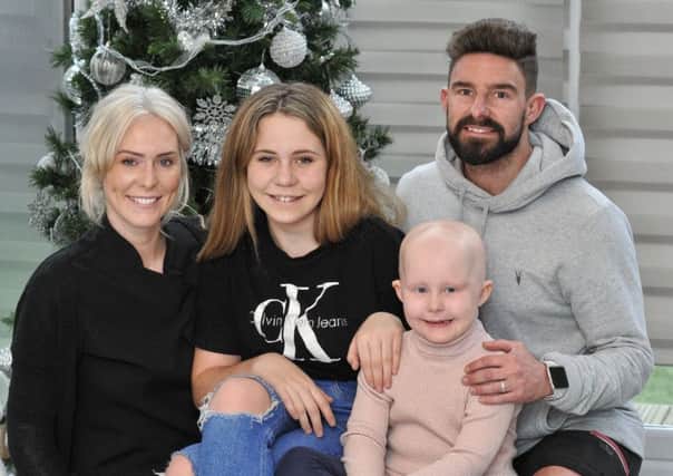 Picture by Julian Brown 08/12/18


Erin, aged four, who has Alopecia pictured with her parents Jamie and Tom Didlock and her older sister, Grace, 11 at their Thornton home