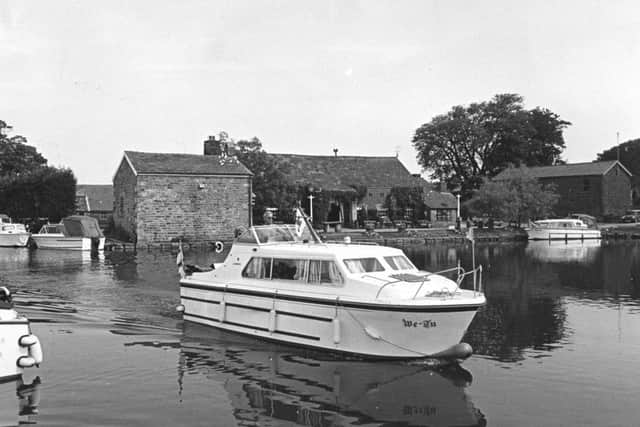 Lancaster Canal and Th'owd Tithe Barn Lancastre Canal, in 1986