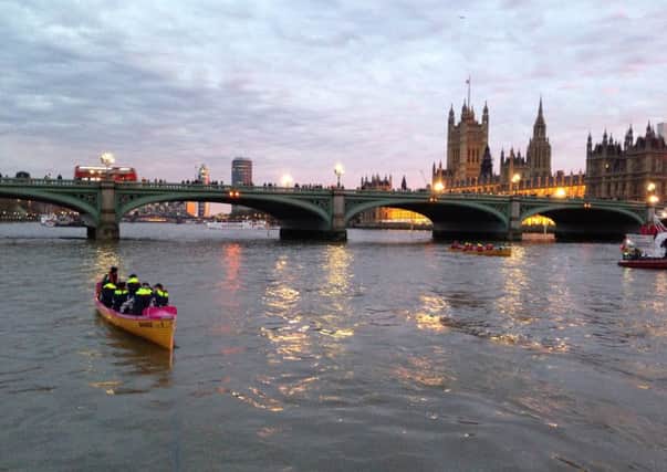 The rival teams set off in twilight from Westminster Bridge