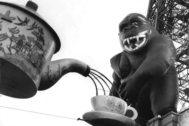 King Kong has  a cup of tea whilst guarding Blackpool Tower in 1984