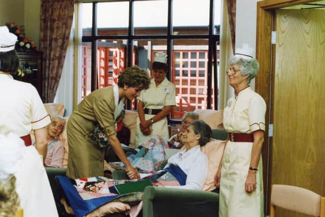 Princess Diana with some patients at Trinity Hospice / Blackpool 
29/07/1992