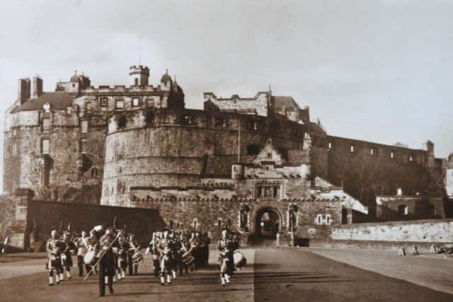 The postcard shows a picture of Edinburgh Castle